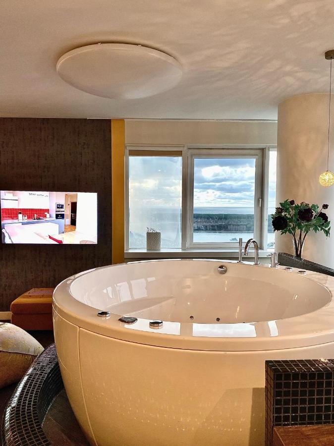 Appartamento Sky Flat Jacuzzi 27 Floor Klaipėda Esterno foto
