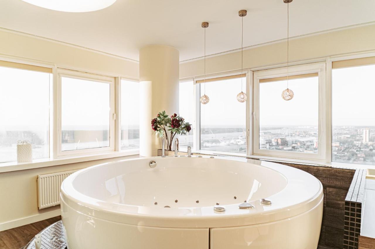 Appartamento Sky Flat Jacuzzi 27 Floor Klaipėda Esterno foto
