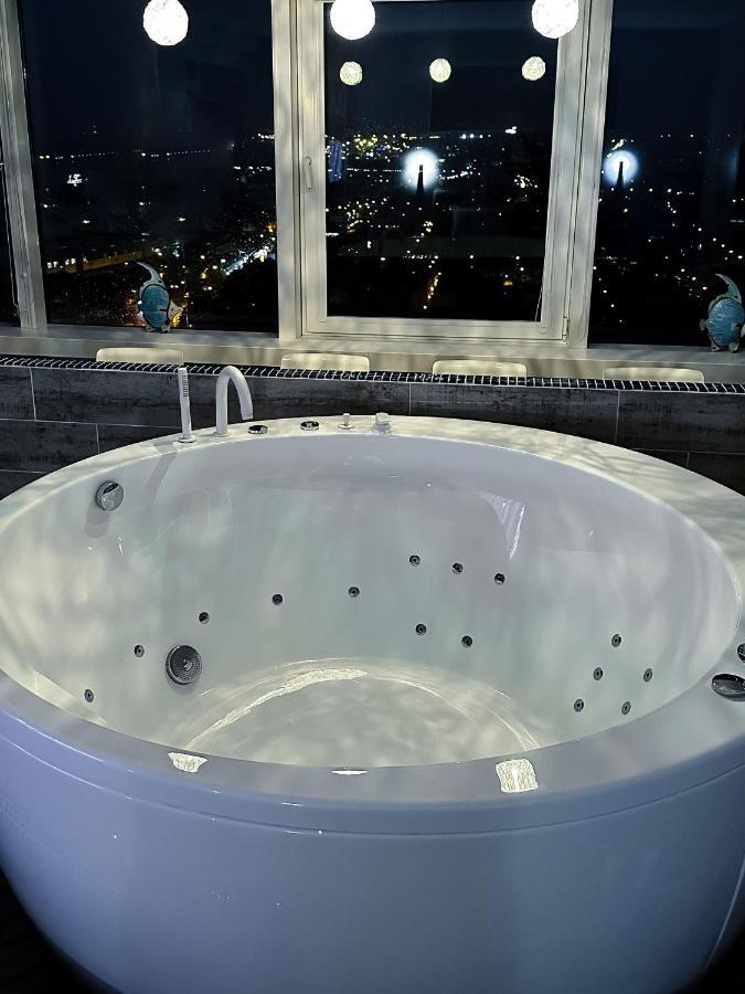Appartamento Sky Flat Jacuzzi 27 Floor Klaipėda Esterno foto