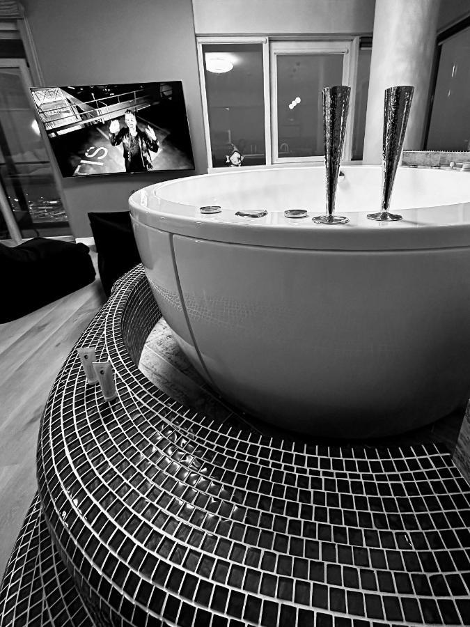 Appartamento Sky Flat Jacuzzi 27 Floor Klaipėda Esterno foto