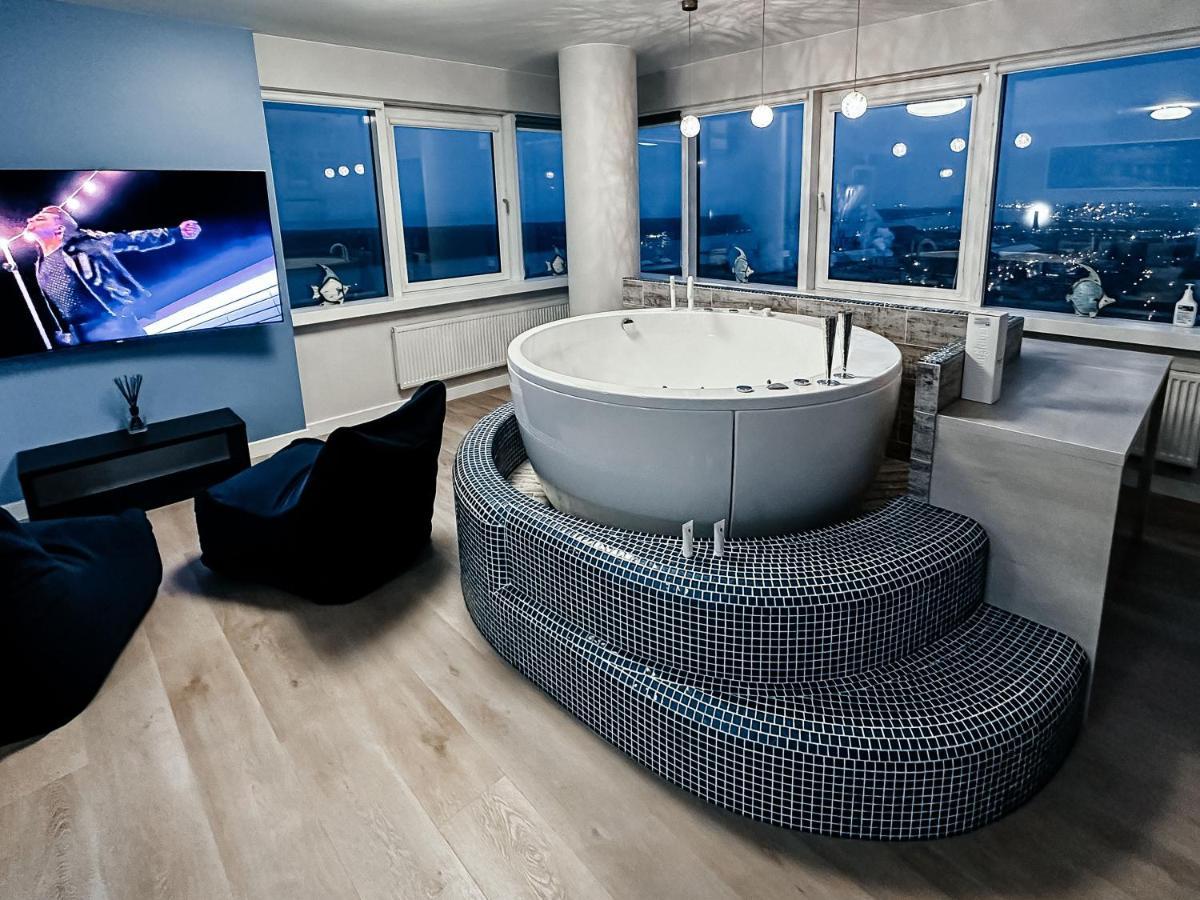 Appartamento Sky Flat Jacuzzi 27 Floor Klaipėda Esterno foto