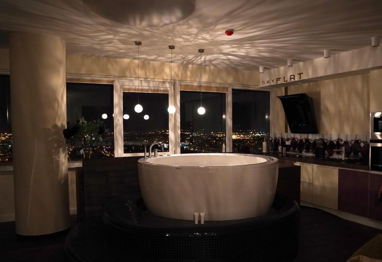Appartamento Sky Flat Jacuzzi 27 Floor Klaipėda Esterno foto